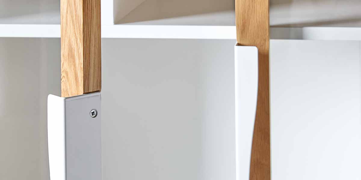 Витрина в скандинавском стиле с распашными дверьми Avon дуб / белый Классическое сочетание натурального дуба белого цвета WOODMAN