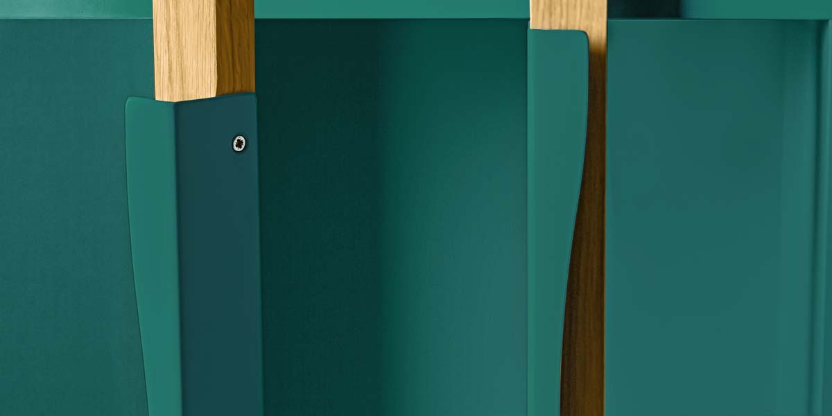 Витрина в скандинавском стиле с распашными дверьми Avon дуб / сине-зелёный Оригинальное сочетание натурального дуба и сине-зелёного цвета WOODMAN