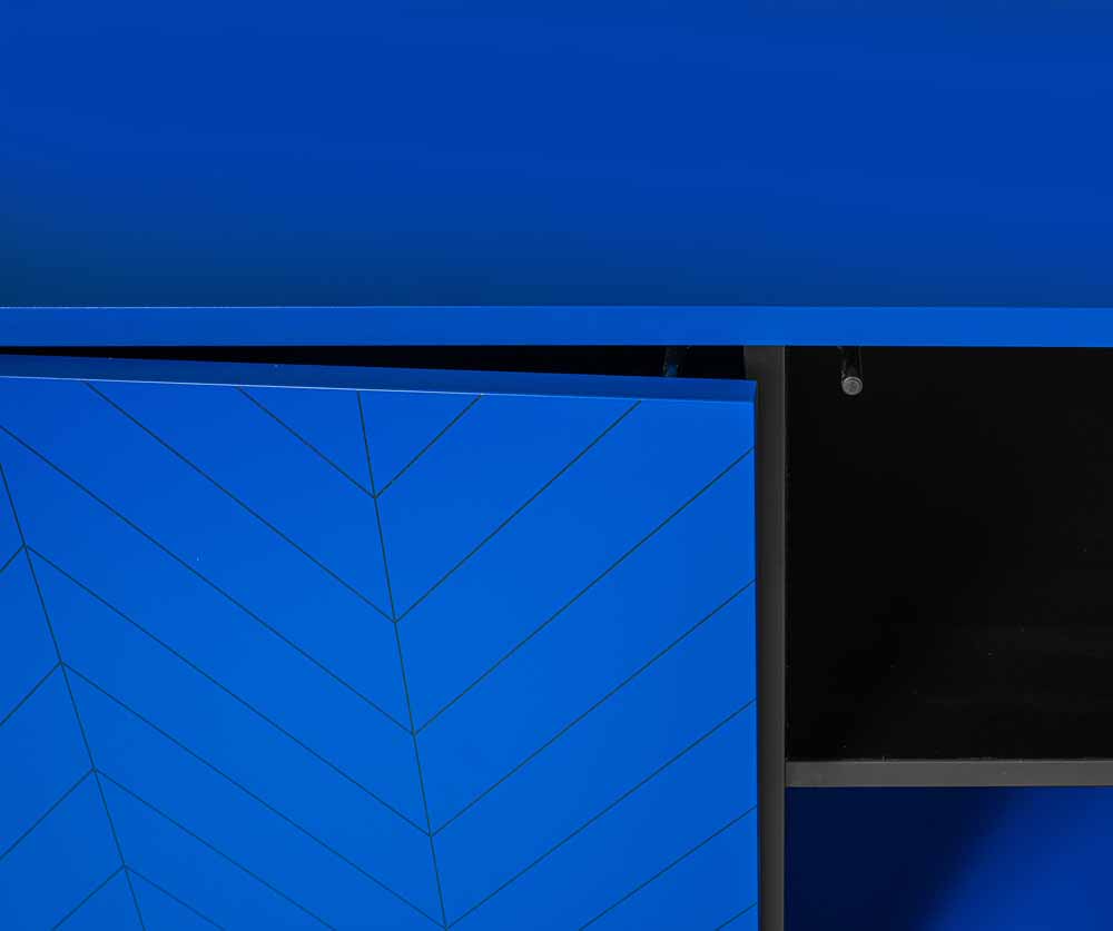комод низкий Camden Blue Herringbone Print Практичный и яркий скандинавский комод синего цвета с оригинальным фасадом с рисунком "ёлочка". WOODMAN