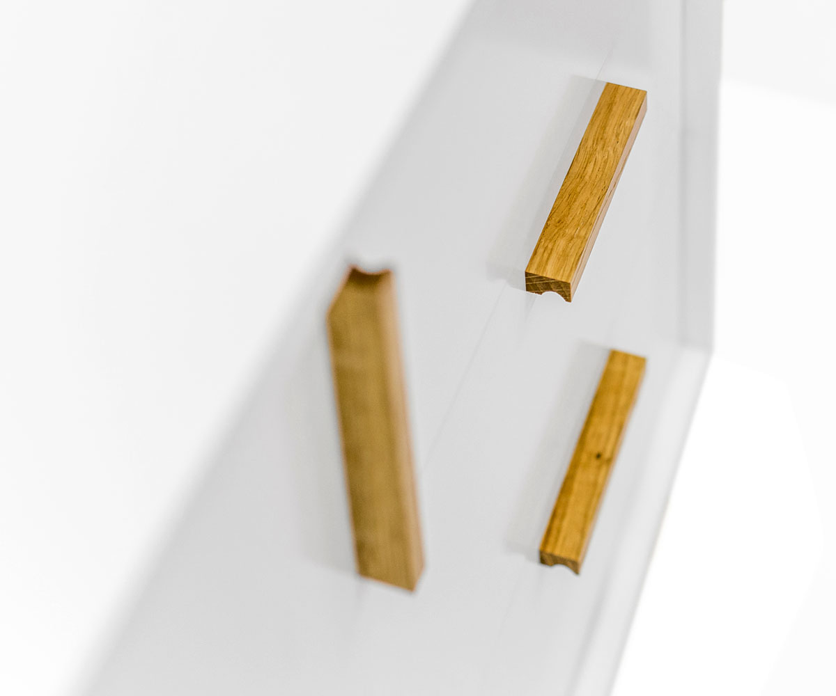 комод Кенсал Нордик с раздвижными дверьми Kensal Nordic Sideboard Sliding Door- это большой комод с двумя раздвижными дверьми и тремя выдвижными ящиками. Классический образец скандинавского дизайна. WOODMAN